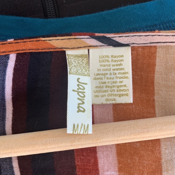 Cropped top with loose sleeves. - Picture 3 of 3